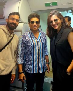 Sachin Tendulkar Instagram - Royalty at 35,000 ft ✈️

Wishing #TeamIndia all the very best for today! 🇮🇳

@sachintendulkar @anushkasharma

#INDvPAK #InFlight #Ahmedabad