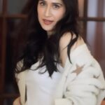 Sagarika Ghatge Instagram - Sundays are for flowers & bare well nourished skin 🤍