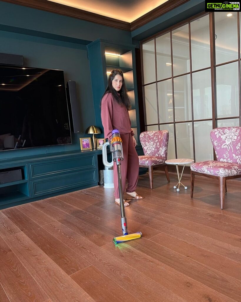 Sagarika Ghatge Instagram - A must have for every home !! Introducing the much awaited new Dyson V15 Detect, a powerful vacuum with dust detect technology! @dyson_india Being a Dyson user, I was very excited to get my hands on the V15 vacum cleaner because the laser helps detect microscopic dust which might get missed during traditional cleaning and keeps the space the most clean and dust free. #dysonv15 #dysonindia #dysonhome #gifted