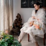 Sagarika Ghatge Instagram – | DIYA |

This gorgeous set of white chanderi kurta and ankle length pants in cotton is paired with a hand painted organza silk dupatta with delicate orange floral motifs. @akuteebysagarika 

Shop the look on www.akutee.co.in (link in bio)

Photographer: @sprinkledwords 
.
.
.
.
.

#AkuteeBySagarika #WomenOfAkutee #AkuteeClassics #Festive #Ethnic #Traditional #ChanderiKurta #HandPainted #Elegant #IndianWear #TimelessClassics #SagarikaGhatge #KurtaSet #ChanderiSilk #OccasionWear  #WhiteKurta #Style #MadeInIndia #OrganzaSilk #OrganzaDupatta #Floral