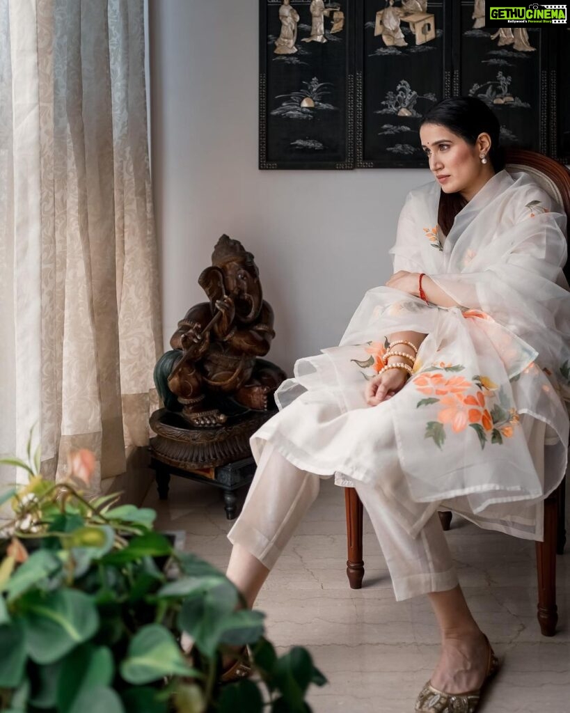Sagarika Ghatge Instagram - | DIYA | This gorgeous set of white chanderi kurta and ankle length pants in cotton is paired with a hand painted organza silk dupatta with delicate orange floral motifs. @akuteebysagarika Shop the look on www.akutee.co.in (link in bio) Photographer: @sprinkledwords . . . . . #AkuteeBySagarika #WomenOfAkutee #AkuteeClassics #Festive #Ethnic #Traditional #ChanderiKurta #HandPainted #Elegant #IndianWear #TimelessClassics #SagarikaGhatge #KurtaSet #ChanderiSilk #OccasionWear #WhiteKurta #Style #MadeInIndia #OrganzaSilk #OrganzaDupatta #Floral