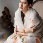 Sagarika Ghatge Instagram - | DIYA | This gorgeous set of white chanderi kurta and ankle length pants in cotton is paired with a hand painted organza silk dupatta with delicate orange floral motifs. @akuteebysagarika Shop the look on www.akutee.co.in (link in bio) Photographer: @sprinkledwords . . . . . #AkuteeBySagarika #WomenOfAkutee #AkuteeClassics #Festive #Ethnic #Traditional #ChanderiKurta #HandPainted #Elegant #IndianWear #TimelessClassics #SagarikaGhatge #KurtaSet #ChanderiSilk #OccasionWear #WhiteKurta #Style #MadeInIndia #OrganzaSilk #OrganzaDupatta #Floral