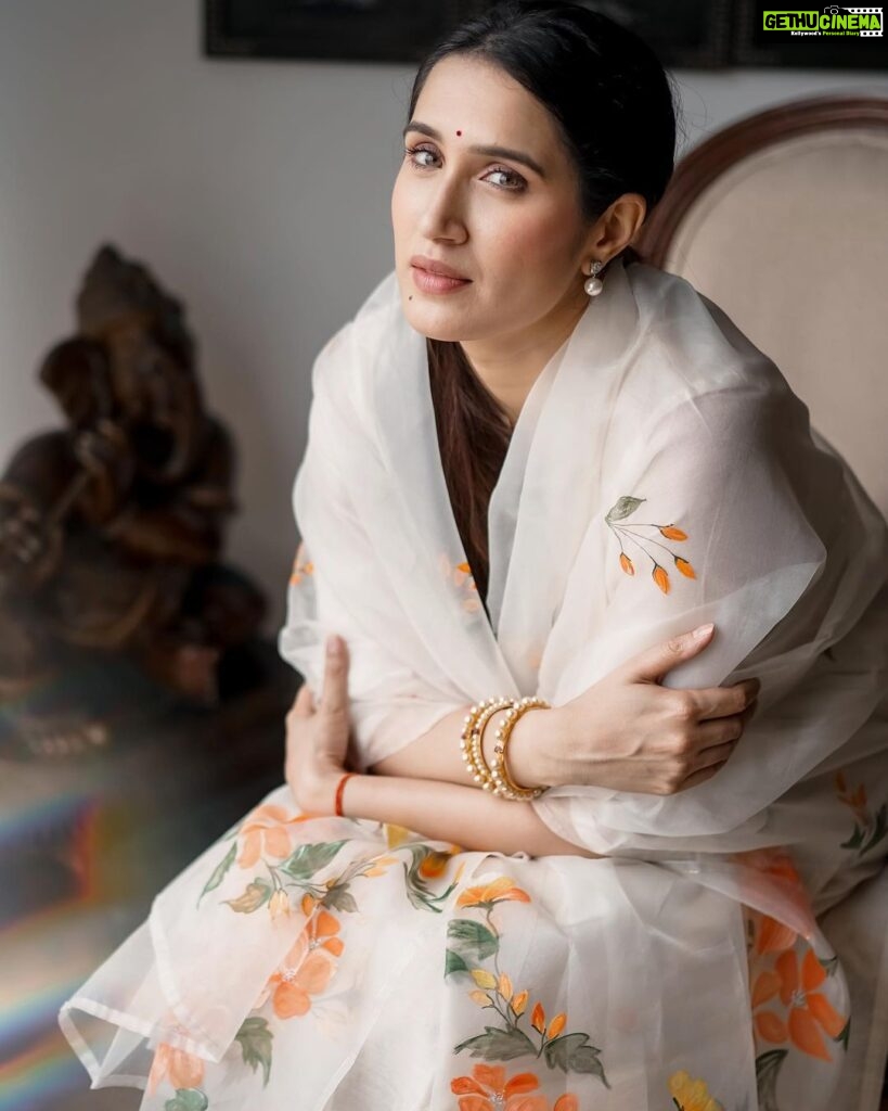 Sagarika Ghatge Instagram - | DIYA | This gorgeous set of white chanderi kurta and ankle length pants in cotton is paired with a hand painted organza silk dupatta with delicate orange floral motifs. @akuteebysagarika Shop the look on www.akutee.co.in (link in bio) Photographer: @sprinkledwords . . . . . #AkuteeBySagarika #WomenOfAkutee #AkuteeClassics #Festive #Ethnic #Traditional #ChanderiKurta #HandPainted #Elegant #IndianWear #TimelessClassics #SagarikaGhatge #KurtaSet #ChanderiSilk #OccasionWear #WhiteKurta #Style #MadeInIndia #OrganzaSilk #OrganzaDupatta #Floral