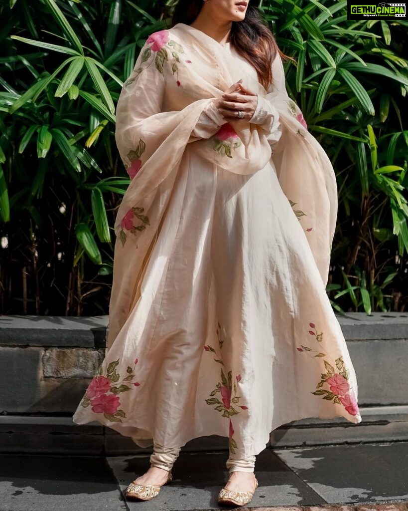 Sagarika Ghatge Instagram - | AHILYA | Beige chanderi anarkali and dupatta featuring our signature hand painted pink floral motifs paired with a cotton churidar. @akuteebysagarika Shop the look on www.akutee.co.in (link in bio) Photographer: @sprinkledwords . . . . . #AkuteeBySagarika #WomenOfAkutee #AkuteeClassics #Festive #Ethnic #Traditional #Anarkali #HandPainted #Elegant #IndianWear #TimelessClassics #SagarikaGhatge #AnarkaliSet #ChanderiSilk #OccasionWear #Style #MadeInIndia #ChanderiSuits #ChanderiAnarkali #KurtaSet