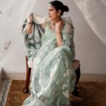 Sagarika Ghatge Instagram – A minimalistic clothing label to summarise the true beauty and elegance of a bygone era @akuteebysagarika 

| JAYMALA |

Pastel mint organza silk saree with all over palash foil motifs 

Shop the look on www.akutee.co.in (link in bio)

Photographer: @sprinkledwords 
.
.
.
.
.

#AkuteeBySagarika #WomenOfAkutee #AkuteeClassics #Festive #Ethnic #Traditional #OrganzaSaree #FoilPrint #Elegant #IndianWear #TimelessClassics #SagarikaGhatge #MintSaree #OrganzaSilk #OccasionWear #Style #MadeInIndia