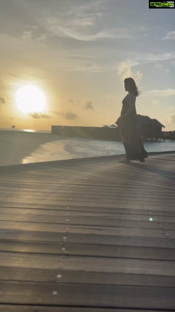 Sagarika Ghatge Instagram - Sunset Horizon @Conrad_Maldives #conradmaldives #stayinspired #themuraka @eastern.travels 👗 @shopverb