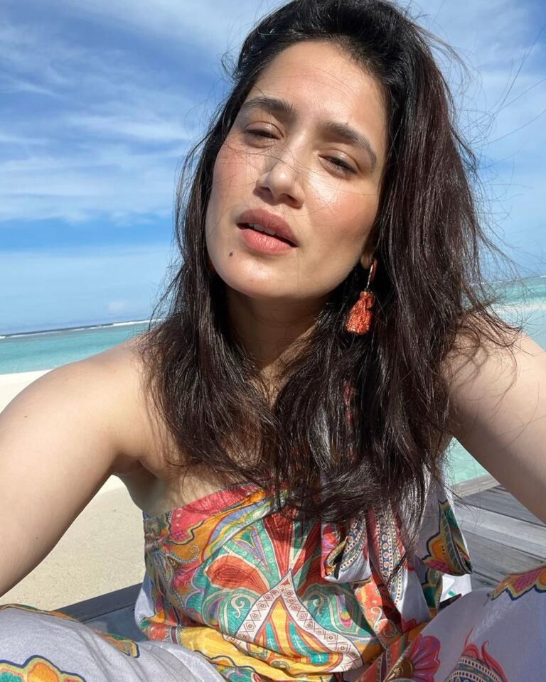 Sagarika Ghatge Instagram - Sun kissed #nofilter☀️💙 @Conrad_Maldives @eastern.travels #travelgram #conradmaldives #stayinspired #themuraka 👗 @_shrutisancheti