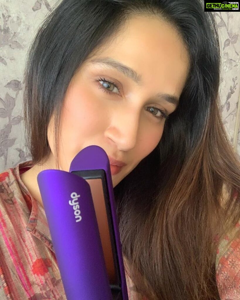 Sagarika Ghatge Instagram - Heat makes the hair dry and weak but my new Dyson corrale styles my hair with lesser passes and gives half the damage to my hair .. Hair feels softer and smoother, glad to switch to the Dyson corrale. #GoodbyeExtremeHeat #DysonCorrale #DysonHair #DysonIndia @dyson_india