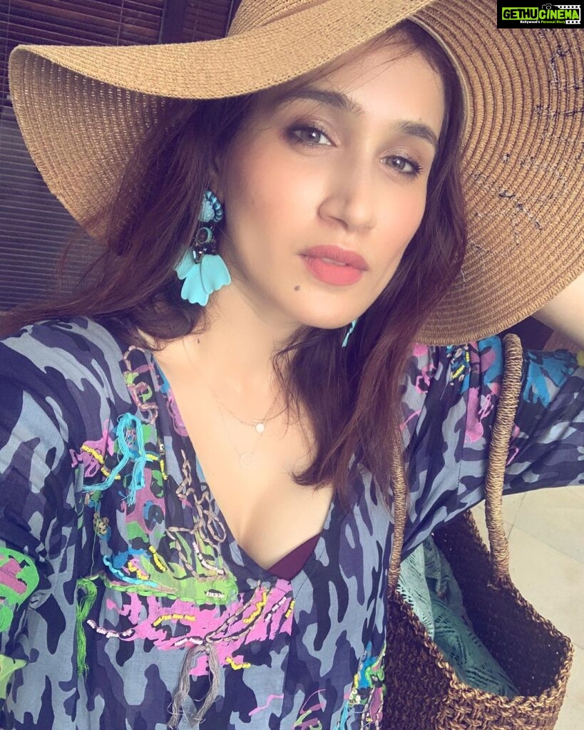 Sagarika Ghatge Instagram - 🏖 🍺 wearing @saltysoulindia and love the earrings @shop_rhea
