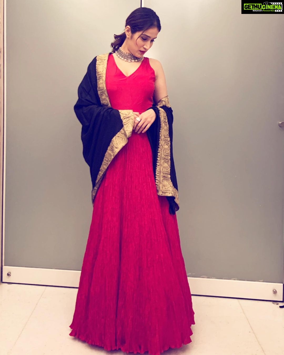 Sagarika Ghatge Instagram - Diwali ready . Thank you @faabiianaofficial and @sakaa_t for letting me add my own little touch to this stunning red outfit . Mums old vintage black dupatta always does the trick . @vandafashionagency