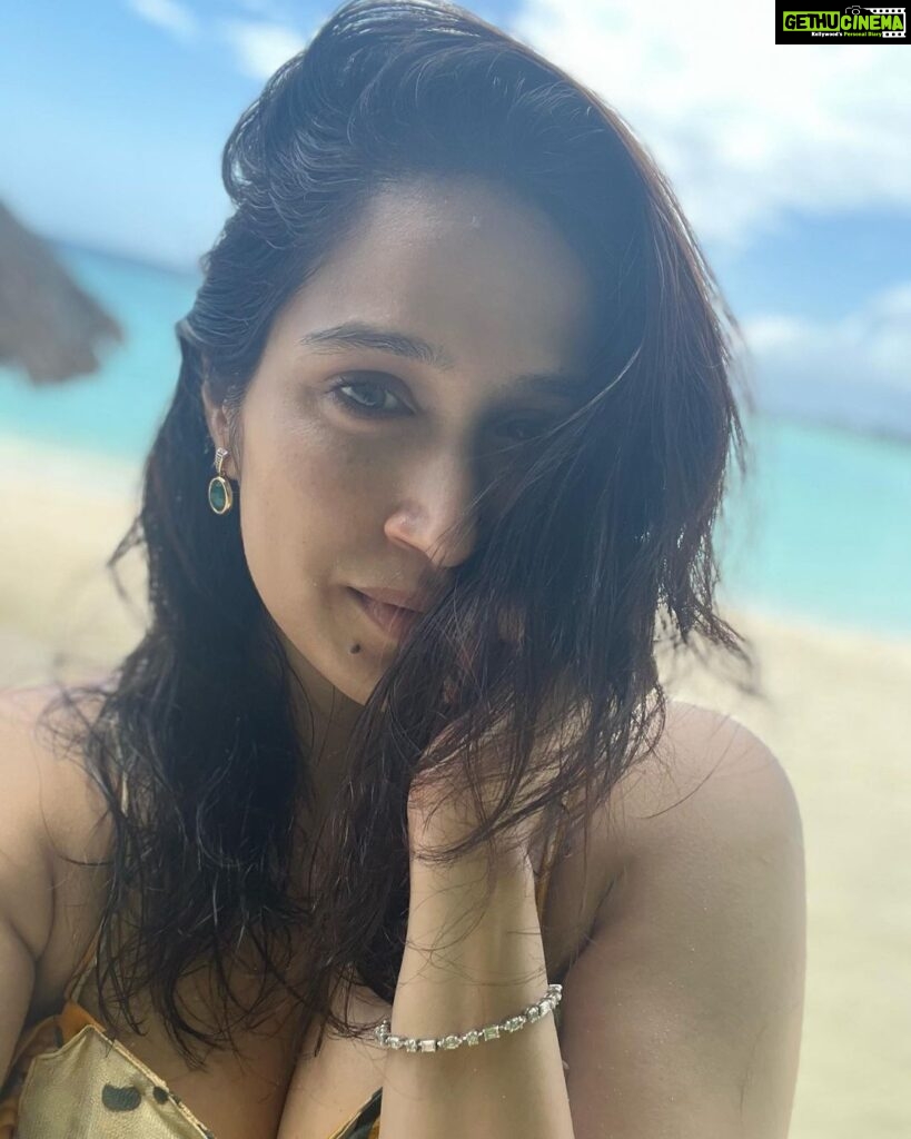 Sagarika Ghatge Instagram - Salty hair, don’t care 🏝 🌊🤍 @Conrad_Maldives #conradmaldives #stayinspired #themuraka @eastern.travels 👗 @shopverb Conrad Maldives Rangali Island