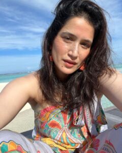 Sagarika Ghatge Instagram - Sun kissed #nofilter☀️💙 

@Conrad_Maldives @eastern.travels
 #travelgram #conradmaldives #stayinspired #themuraka 

👗 @_shrutisancheti