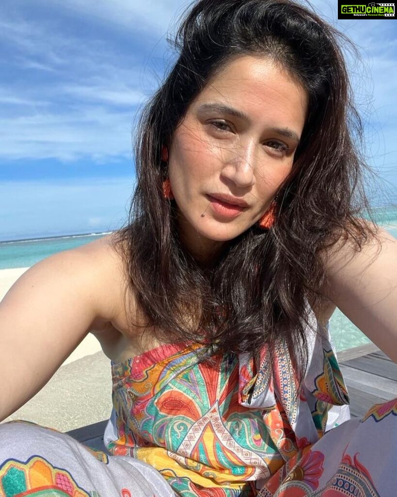 Sagarika Ghatge Instagram - Sun kissed #nofilter☀💙 @Conrad_Maldives @eastern.travels #travelgram #conradmaldives #stayinspired #themuraka 👗 @_shrutisancheti
