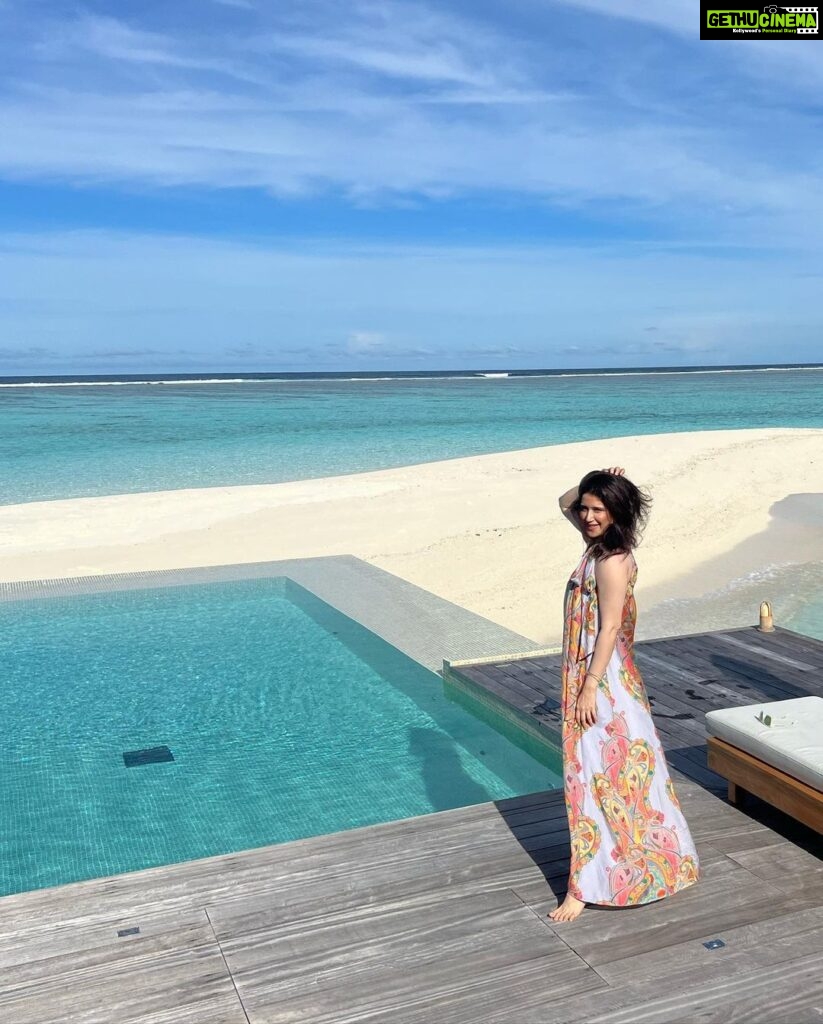 Sagarika Ghatge Instagram - Sun kissed #nofilter☀💙 @Conrad_Maldives @eastern.travels #travelgram #conradmaldives #stayinspired #themuraka 👗 @_shrutisancheti