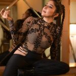Sakshi Agarwal Instagram - Unleashing the inner warrior in black. ⚔️🖤 #WarriorQueen . #FearlessFighter #darkdefender #warriorsoul #blackispower #eleganceinblack #blackandfearless #sakshiagarwal #kollywood #boldshoot . @murugeshmakeup_hair @sathyaphotography3 @soigne_official_ @ecrgroupofhotelandresorts @jonnyjd5 @krush_makeup_artistry @a.la.modebyakanksha Chennai, India