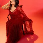 Sakshi Agarwal Instagram – Never mess with a lady in “Red”❤️
.
@samyakksarees @fineshinejewels 
@ngrnandha @lakshana_priya_mua @studiocentralchennai @jonnyjd5 
.
#redsaree #redlove #saree #sensous #vibes #sakshiagarwal Chennai, India