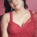 Sakshi Agarwal Instagram – I keep it real, coz I am not afraid of haters❤️
.
@samyakksarees @fineshinejewels 
@ngrnandha @lakshana_priya_mua @jonnyjd5 @studiocentralchennai 
.
#sareelove #redsaree #sareecollection #sakshiagarwal #trendingreels #trendingsongs #trendingnow #foryou #kollywood #tamilcinema Chennai, India