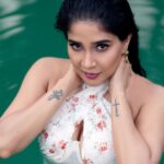 Sakshi Agarwal Instagram - Glistening waters, fierce poses, unforgettable memories. 💫📷 . @murugeshmakeup_hair @sathyaphotography3 @soigne_official_ @ecrgroupofhotelandresorts @jonnyjd5 @krush_makeup_artistry @a.la.modebyakanksha . #poolparty #poolsidevibes☀️💦 #ootd #poolshoot #sakshiagarwal Chennai, India