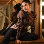 Sakshi Agarwal Instagram - Unleashing the inner warrior in black. ⚔️🖤 #WarriorQueen . #FearlessFighter #darkdefender #warriorsoul #blackispower #eleganceinblack #blackandfearless #sakshiagarwal #kollywood #boldshoot . @murugeshmakeup_hair @sathyaphotography3 @soigne_official_ @ecrgroupofhotelandresorts @jonnyjd5 @krush_makeup_artistry @a.la.modebyakanksha Chennai, India