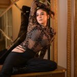 Sakshi Agarwal Instagram - Unleashing the inner warrior in black. ⚔️🖤 #WarriorQueen . #FearlessFighter #darkdefender #warriorsoul #blackispower #eleganceinblack #blackandfearless #sakshiagarwal #kollywood #boldshoot . @murugeshmakeup_hair @sathyaphotography3 @soigne_official_ @ecrgroupofhotelandresorts @jonnyjd5 @krush_makeup_artistry @a.la.modebyakanksha Chennai, India