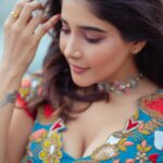 Sakshi Agarwal Instagram – Embracing tradition with a modern twist in my stunning blue lehenga. 💙🌟 #ModernEthnic
.
#fashionista #twitlgoals #bluelhenga #bluemagic #sakshiagarwal
.

Outfit : @savinidii_official
Pic : @ngrnandha 
Location : @ramadaplazachennai 
Hmua: @makeupbyvaishalikrishnan / @avmakeuplab Chennai, India