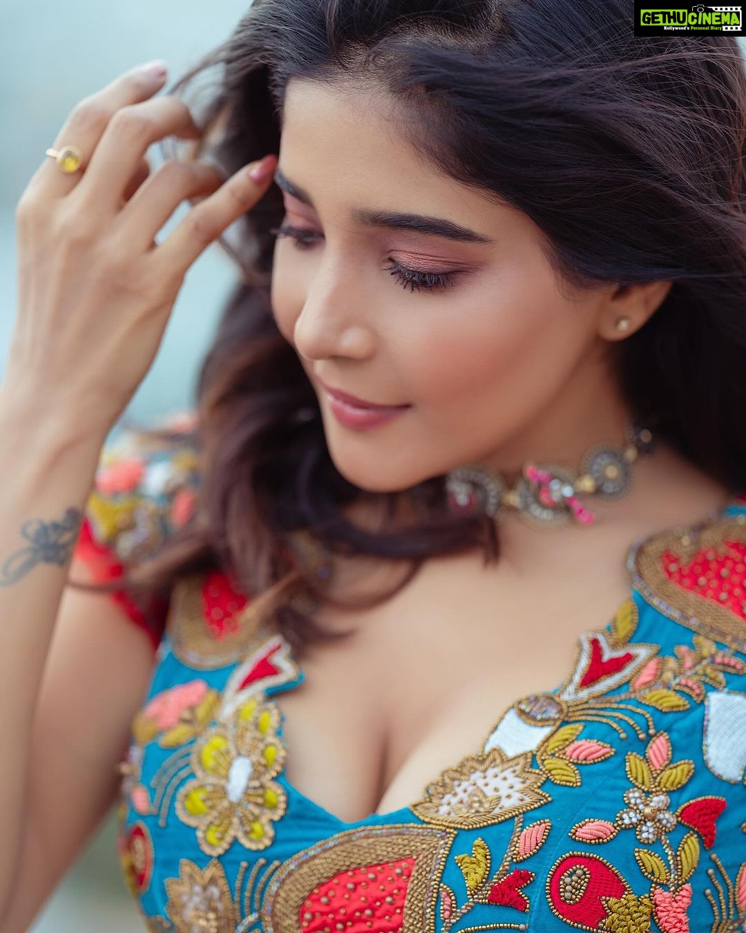 Sakshi Agarwal Instagram - Embracing tradition with a modern twist in my stunning blue lehenga. ππ #ModernEthnic . #fashionista #twitlgoals #bluelhenga #bluemagic #sakshiagarwal . Outfit : @savinidii_official Pic : @ngrnandha Location : @ramadaplazachennai Hmua: @makeupbyvaishalikrishnan / @avmakeuplab Chennai, India