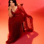 Sakshi Agarwal Instagram – Never mess with a lady in “Red”❤️
.
@samyakksarees @fineshinejewels 
@ngrnandha @lakshana_priya_mua @studiocentralchennai @jonnyjd5 
.
#redsaree #redlove #saree #sensous #vibes #sakshiagarwal Chennai, India