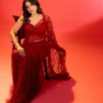 Sakshi Agarwal Instagram - Never mess with a lady in “Red”❤️ . @samyakksarees @fineshinejewels @ngrnandha @lakshana_priya_mua @studiocentralchennai @jonnyjd5 . #redsaree #redlove #saree #sensous #vibes #sakshiagarwal Chennai, India