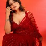 Sakshi Agarwal Instagram – Never mess with a lady in “Red”❤️
.
@samyakksarees @fineshinejewels 
@ngrnandha @lakshana_priya_mua @studiocentralchennai @jonnyjd5 
.
#redsaree #redlove #saree #sensous #vibes #sakshiagarwal Chennai, India