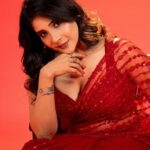 Sakshi Agarwal Instagram - Never mess with a lady in “Red”❤️ . @samyakksarees @fineshinejewels @ngrnandha @lakshana_priya_mua @studiocentralchennai @jonnyjd5 . #redsaree #redlove #saree #sensous #vibes #sakshiagarwal Chennai, India