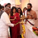 Sakshi Agarwal Instagram - #Saara begins its journey with blessings from the Maestro #illiyaraja sir. . A heroine centric film ❤️ battling between love and true friendship. Yet another action packed🔥 . Shooting begins in full flow. . @iamsakshiagarwal #YogiBabu #Ilayaraja sir @Bharathiraja sir #KarthikRaja #RoboShankar @rajithkanna8 #Viswadreamworld @vijayvishwaofficial @sultha.raja786 . Thank you @samyakksarees @lakshana_priya_mua @jonnyjd5 Chennai, India