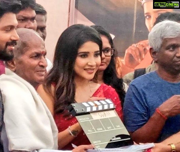 Sakshi Agarwal Instagram - #Saara begins its journey with blessings from the Maestro #illiyaraja sir. . A heroine centric film ❤️ battling between love and true friendship. Yet another action packed🔥 . Shooting begins in full flow. . @iamsakshiagarwal #YogiBabu #Ilayaraja sir @Bharathiraja sir #KarthikRaja #RoboShankar @rajithkanna8 #Viswadreamworld @vijayvishwaofficial @sultha.raja786 . Thank you @samyakksarees @lakshana_priya_mua @jonnyjd5 Chennai, India