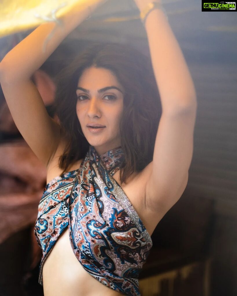 Sakshi Chaudhary Instagram - Rise and shine ✨ 😎 The morning light is food to the soul!! Different vibe in the air 🧘‍♀ 📸 - @tusharmahajanofficial 💄- @imsumansingh #instagram #love #live #life #explorepage #explore #instagood #fashion #lifestyle #follow  #like  #photography #india #trend #instadaily #music #style #reels #foryou #likes #photooftheday #beautiful #smile #art #nature #insta #trending