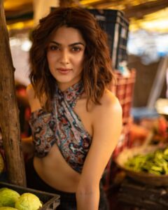 Sakshi Chaudhary Instagram - On a 2 hours sleep on this shoot(not by choice though)!! 😵‍💫😵‍💫
Not recommended!
But this roaming around in the Sabzi market and clicking was 👌. 😝

📸- @tusharmahajanofficial 
💄- @imsumansingh 

#instagram #love #live #life #explorepage #explore #instagood #fashion #lifestyle #follow  #like  #photography #india #trend #instadaily #music #style #reels #foryou #likes #photooftheday #beautiful #smile #art #nature #insta #trending