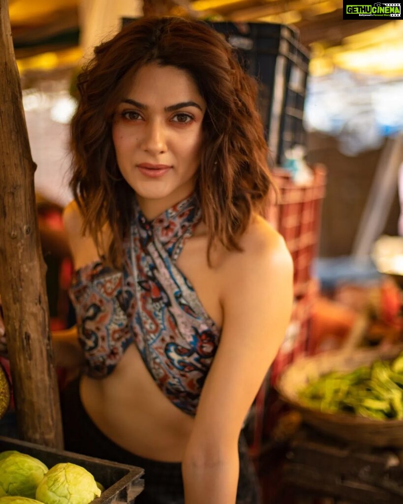 Sakshi Chaudhary Instagram - On a 2 hours sleep on this shoot(not by choice though)!! 😵‍💫😵‍💫 Not recommended! But this roaming around in the Sabzi market and clicking was 👌. 😝 📸- @tusharmahajanofficial 💄- @imsumansingh #instagram #love #live #life #explorepage #explore #instagood #fashion #lifestyle #follow #like #photography #india #trend #instadaily #music #style #reels #foryou #likes #photooftheday #beautiful #smile #art #nature #insta #trending