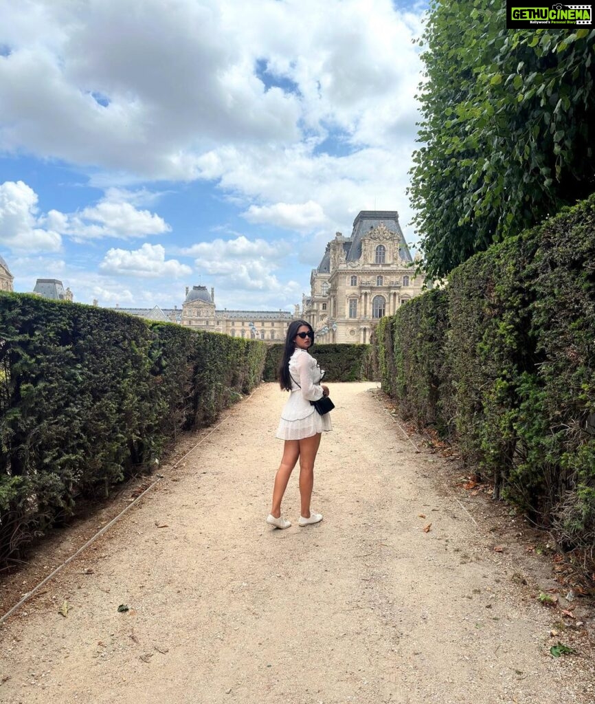 Samiksha Jaiswal Instagram - City strolls ✨🇫🇷 #paris #louvre #instagood #scenic #france