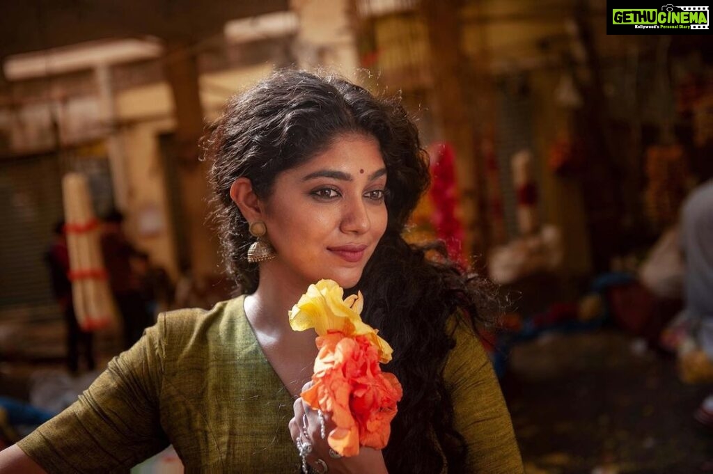 Samyukta Hornad Instagram - flower girl 🌸 framed by the most beautiful-talented-flower @balajimanoharofficial @balajimanoharphotography 🤍 Thankss Balas :) #Khamaaj #SayItWithFlowers #Flowers