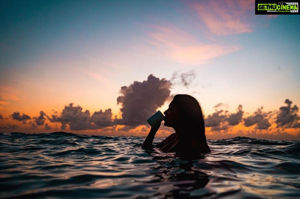 Samyukta Hornad Instagram - mood lighting #PerfectKiss #Amber #Gold #Sunset #Sea #LoveStory #Ocean 🧡 @vivianambrose