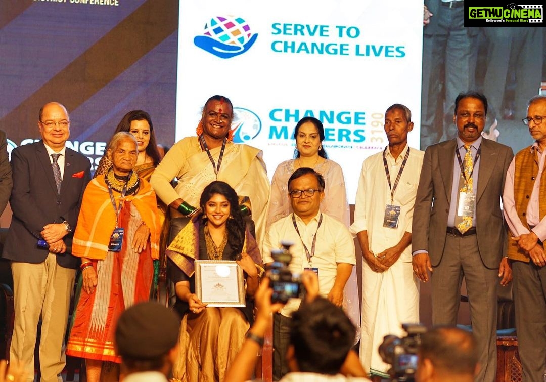 Samyukta Hornad Instagram - With the four Padmashree awardees from namma Karnataka, Mata Manjamma Jogathi, Tulsi Gowda, K.Y Venkatesh and Harekala Hajabba yesterday :) I’m so humbled and honoured to receive the award for my community service! They truly inspire me to do better. I like to do whatever little in my capacity because of my privilege and position to do at least some thing. And when recognised by such absolutely fantastic people like these Padma Shree awardees it makes me want to do more, try to be at least .1% like them. How this event was just not of them recognising me but one where I realise how much more there is left to do Thank you 🤍 @makeupdiaries_by_ashwini @aiykya @inhuman.eye