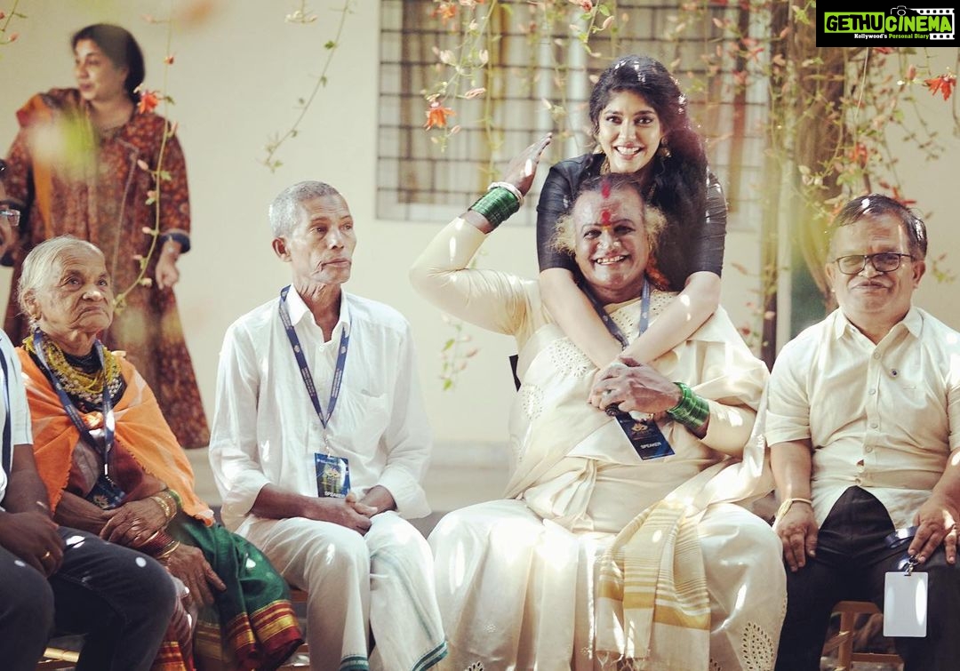 Samyukta Hornad Instagram - With the four Padmashree awardees from namma Karnataka, Mata Manjamma Jogathi, Tulsi Gowda, K.Y Venkatesh and Harekala Hajabba yesterday :) I’m so humbled and honoured to receive the award for my community service! They truly inspire me to do better. I like to do whatever little in my capacity because of my privilege and position to do at least some thing. And when recognised by such absolutely fantastic people like these Padma Shree awardees it makes me want to do more, try to be at least .1% like them. How this event was just not of them recognising me but one where I realise how much more there is left to do Thank you 🤍 @makeupdiaries_by_ashwini @aiykya @inhuman.eye