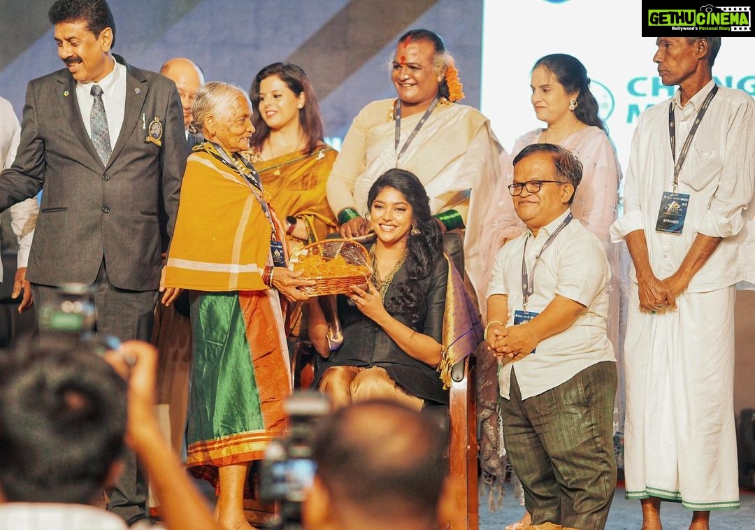 Samyukta Hornad Instagram - With the four Padmashree awardees from namma Karnataka, Mata Manjamma Jogathi, Tulsi Gowda, K.Y Venkatesh and Harekala Hajabba yesterday :) I’m so humbled and honoured to receive the award for my community service! They truly inspire me to do better. I like to do whatever little in my capacity because of my privilege and position to do at least some thing. And when recognised by such absolutely fantastic people like these Padma Shree awardees it makes me want to do more, try to be at least .1% like them. How this event was just not of them recognising me but one where I realise how much more there is left to do Thank you 🤍 @makeupdiaries_by_ashwini @aiykya @inhuman.eye