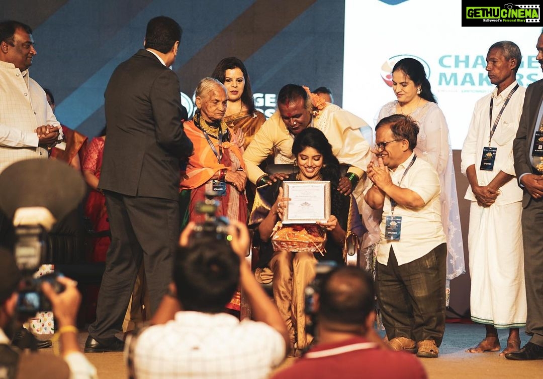Samyukta Hornad Instagram - With the four Padmashree awardees from namma Karnataka, Mata Manjamma Jogathi, Tulsi Gowda, K.Y Venkatesh and Harekala Hajabba yesterday :) I’m so humbled and honoured to receive the award for my community service! They truly inspire me to do better. I like to do whatever little in my capacity because of my privilege and position to do at least some thing. And when recognised by such absolutely fantastic people like these Padma Shree awardees it makes me want to do more, try to be at least .1% like them. How this event was just not of them recognising me but one where I realise how much more there is left to do Thank you 🤍 @makeupdiaries_by_ashwini @aiykya @inhuman.eye