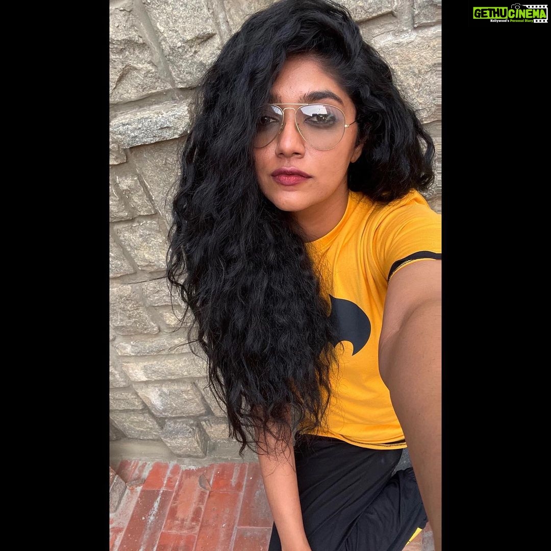 Samyukta Hornad Instagram - Brightest day or darkest night, I’m ready for both. I show my trueeee self when I’m a humanoid bat… i think. So, swipe left and tell me… what’s your pick :) #Batman or #BruceWayne? #Rayban #Dunhill #Shades #Bat #Summer
