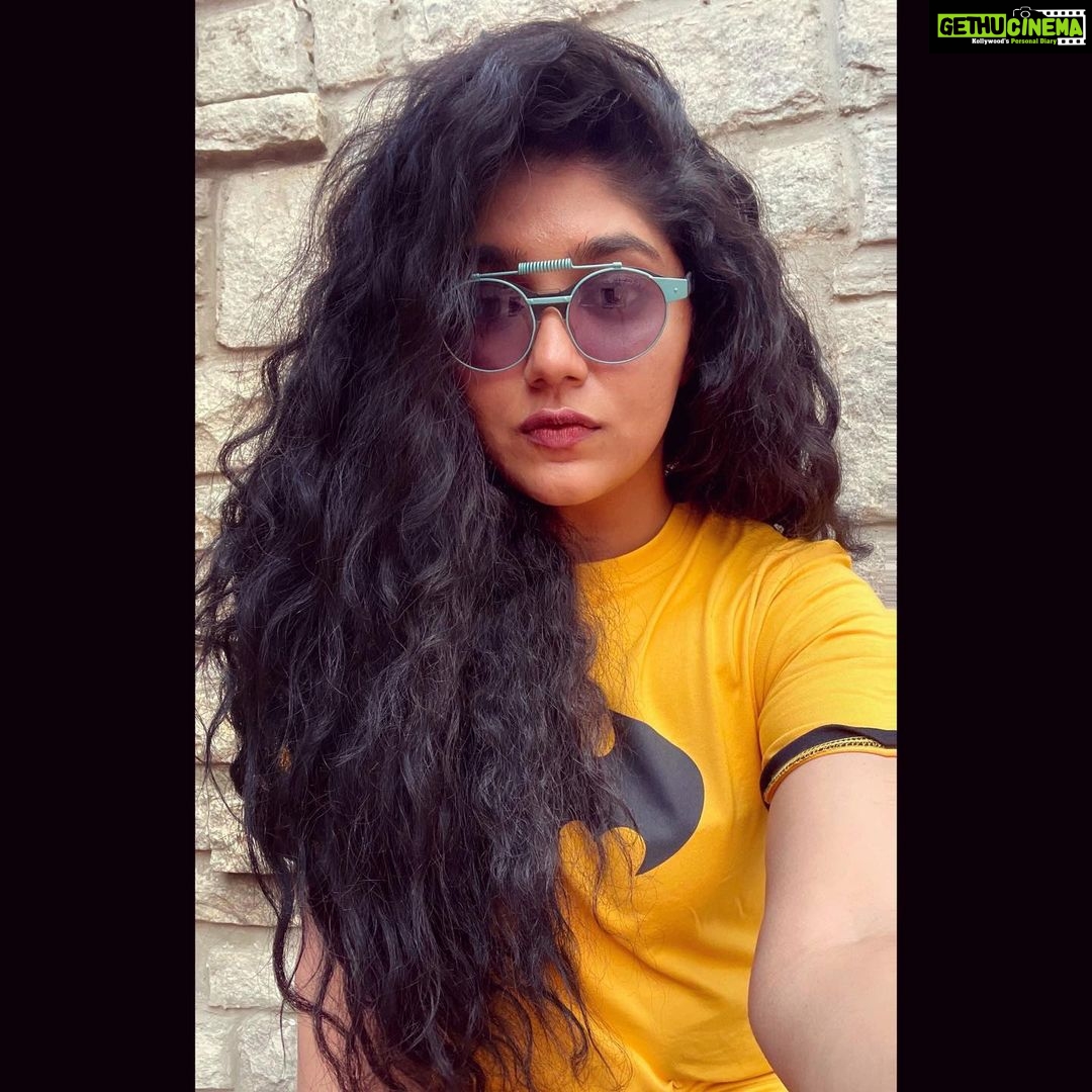Samyukta Hornad Instagram - Brightest day or darkest night, I’m ready for both. I show my trueeee self when I’m a humanoid bat… i think. So, swipe left and tell me… what’s your pick :) #Batman or #BruceWayne? #Rayban #Dunhill #Shades #Bat #Summer