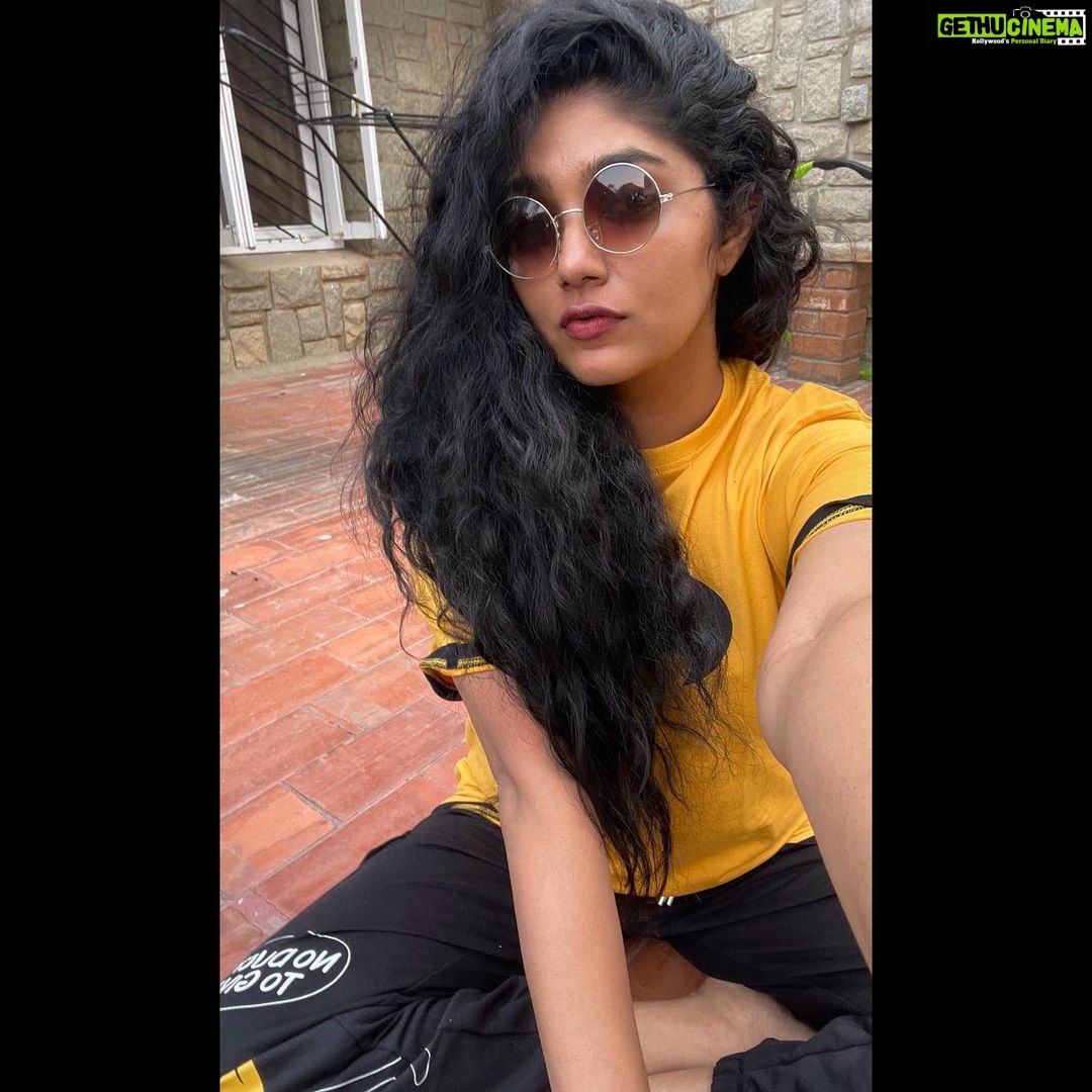Samyukta Hornad Instagram - Brightest day or darkest night, I’m ready for both. I show my trueeee self when I’m a humanoid bat… i think. So, swipe left and tell me… what’s your pick :) #Batman or #BruceWayne? #Rayban #Dunhill #Shades #Bat #Summer
