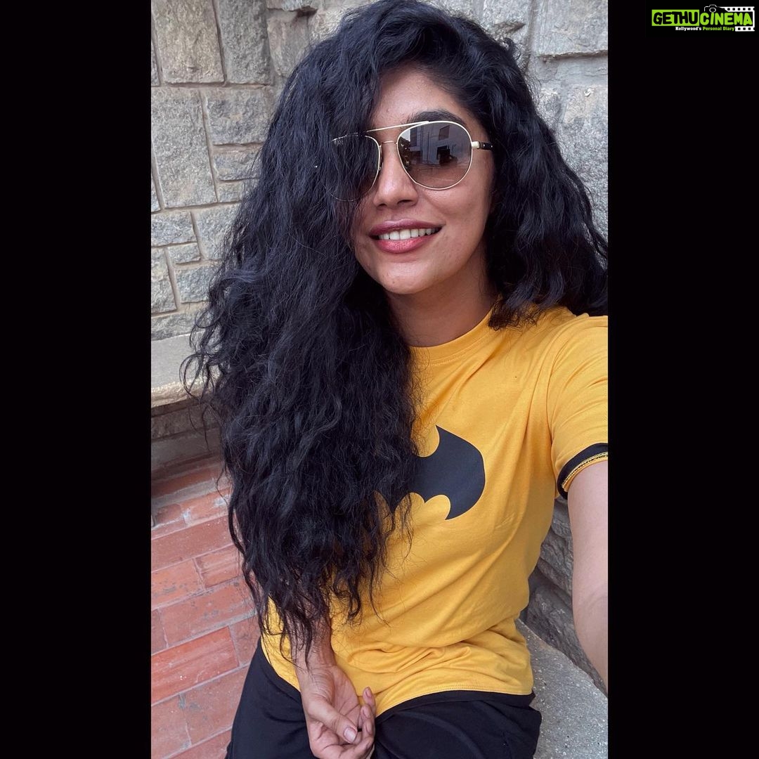 Samyukta Hornad Instagram - Brightest day or darkest night, I’m ready for both. I show my trueeee self when I’m a humanoid bat… i think. So, swipe left and tell me… what’s your pick :) #Batman or #BruceWayne? #Rayban #Dunhill #Shades #Bat #Summer