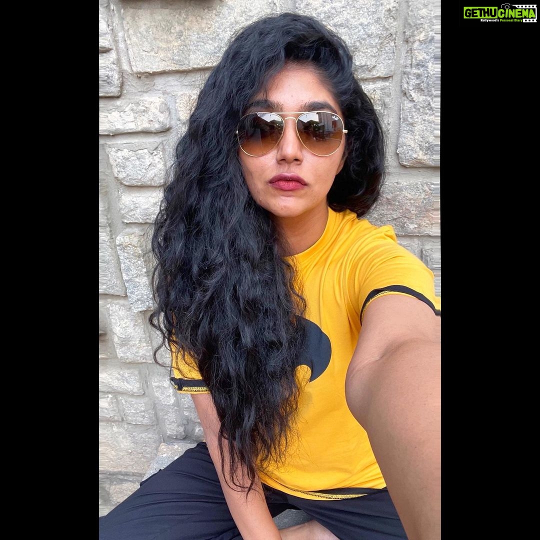 Samyukta Hornad Instagram - Brightest day or darkest night, I’m ready for both. I show my trueeee self when I’m a humanoid bat… i think. So, swipe left and tell me… what’s your pick :) #Batman or #BruceWayne? #Rayban #Dunhill #Shades #Bat #Summer