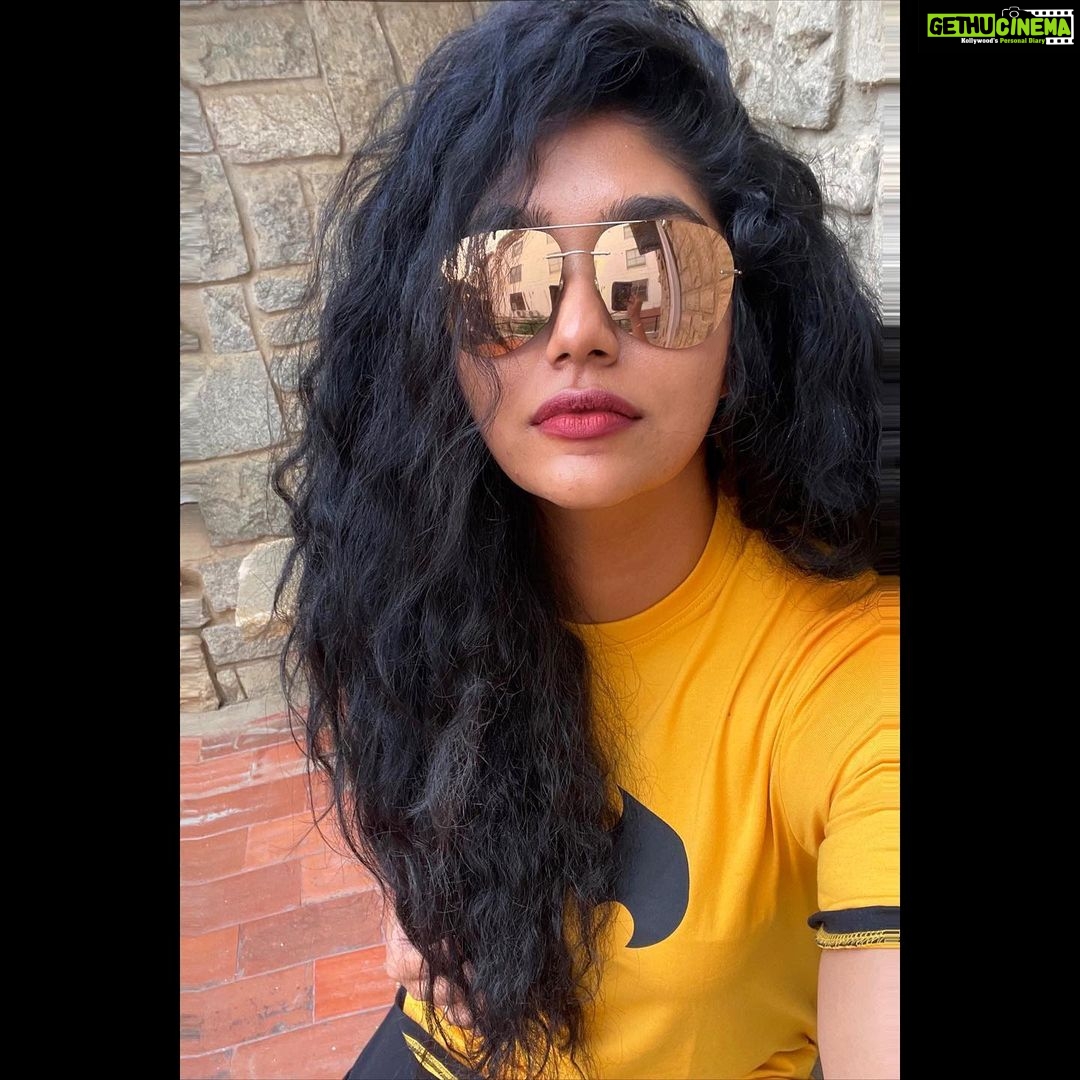 Samyukta Hornad Instagram - Brightest day or darkest night, I’m ready for both. I show my trueeee self when I’m a humanoid bat… i think. So, swipe left and tell me… what’s your pick :) #Batman or #BruceWayne? #Rayban #Dunhill #Shades #Bat #Summer