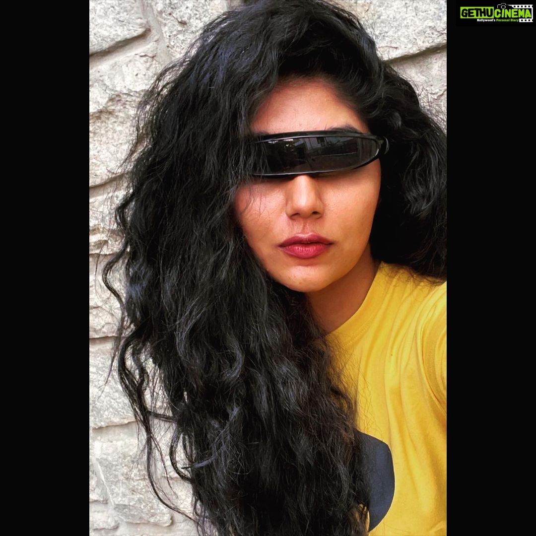 Samyukta Hornad Instagram - Brightest day or darkest night, I’m ready for both. I show my trueeee self when I’m a humanoid bat… i think. So, swipe left and tell me… what’s your pick :) #Batman or #BruceWayne? #Rayban #Dunhill #Shades #Bat #Summer