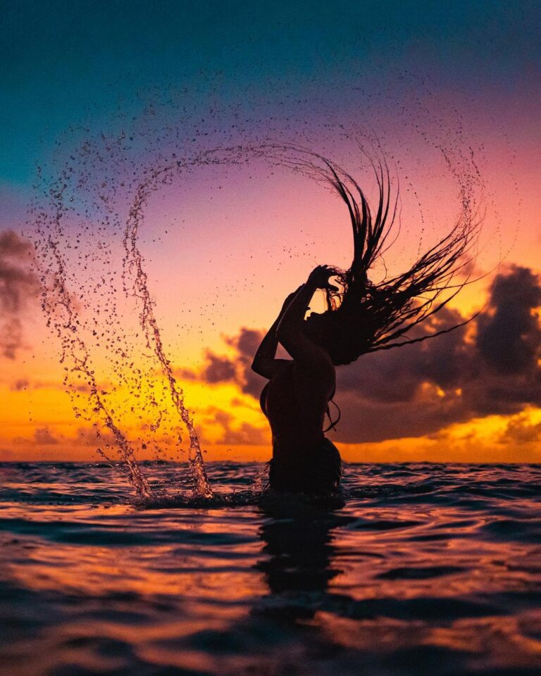 Samyukta Hornad Instagram - Hairwhip queen @samyuktahornad 🌊 . . #sunset #maldives #ocean #orange #silhouette #hairwhip #water #travel Maldives